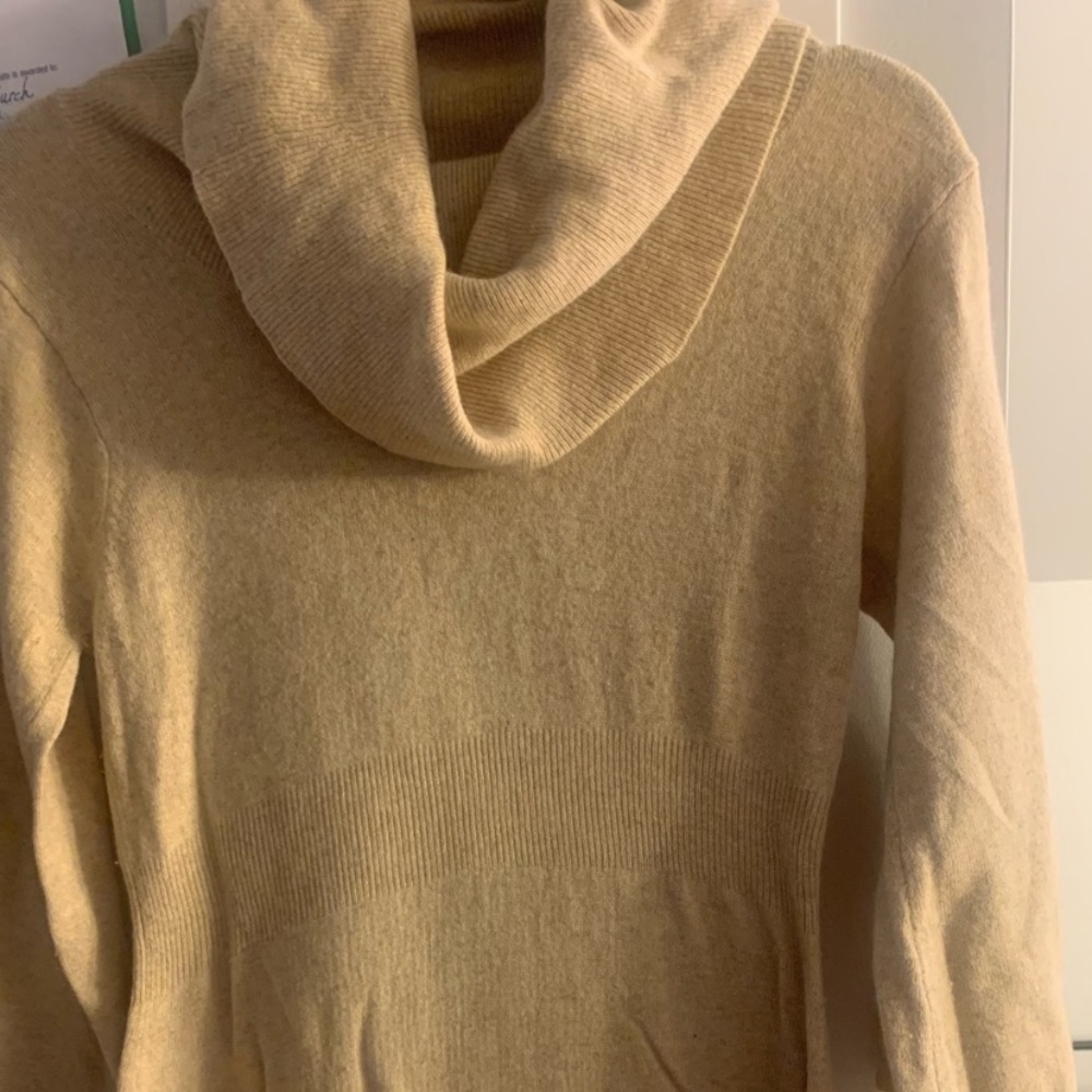 Clearance BUNDLE OF 4 two turtlenecks and two sweaters
SIZE XS
GREAT CONDITION - Picture 10 of 12